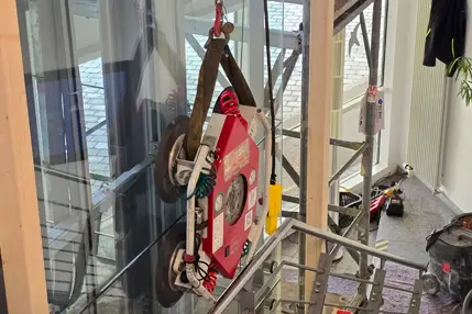 Demontagearbeiten an einem Lift